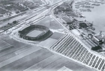 Historische luchtfoto van De Kuip in het landschap.